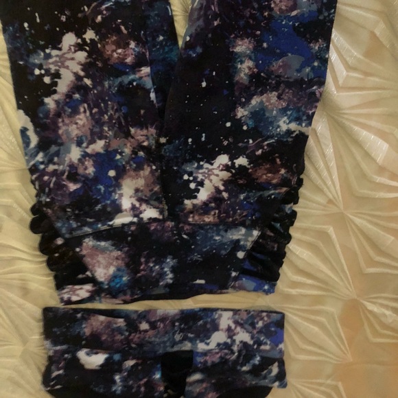 A lot of Workout Gear - 5 Legging-XS & 5 tops size small - EUC - Picture 11 of 15